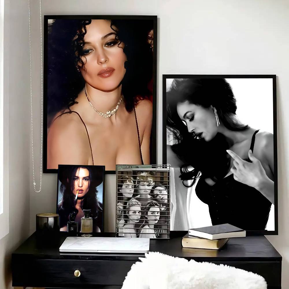 Monica B_Bellucci, Poster aus  – Home Decor Magazine Bewertung und Preis