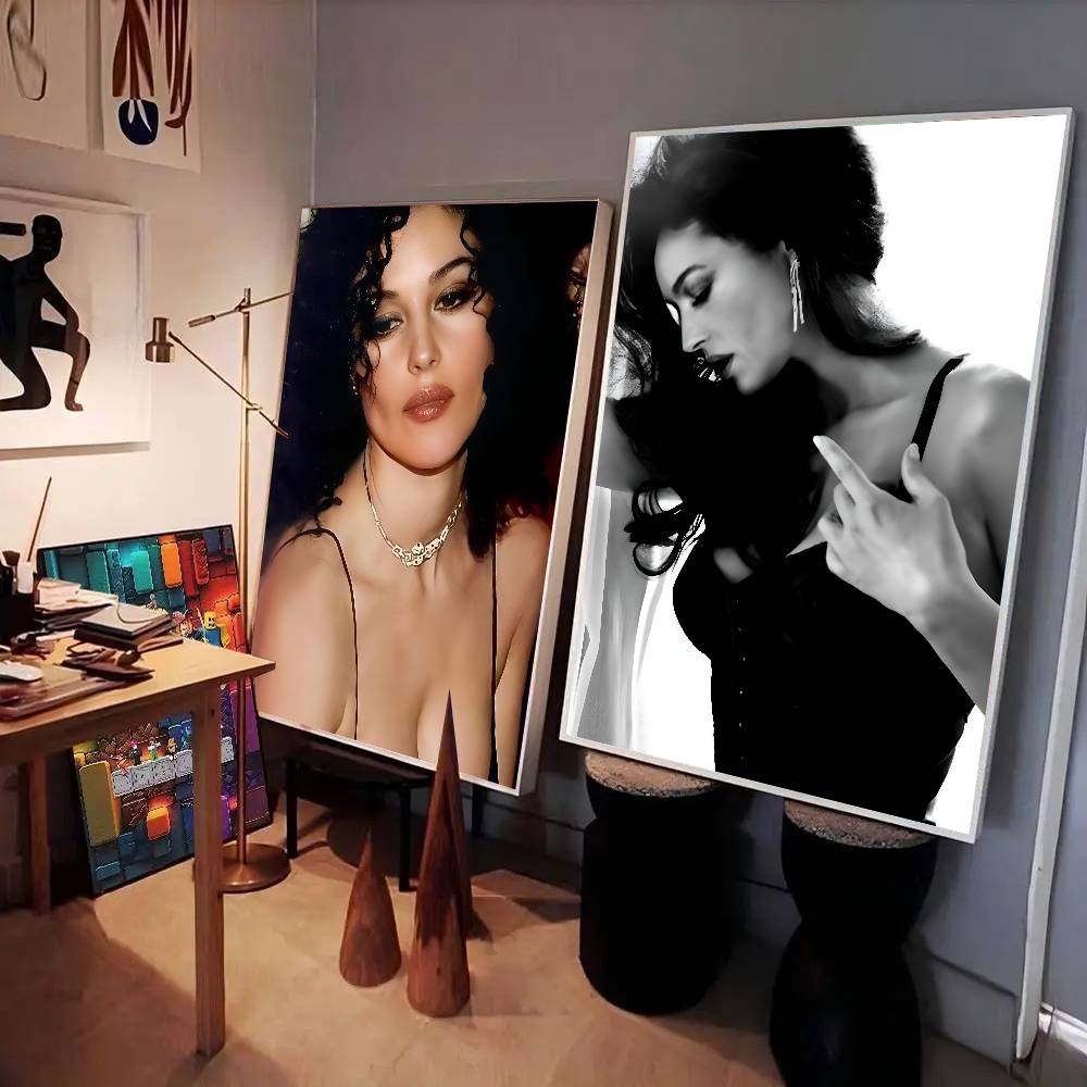 Monica B_Bellucci, Poster aus  – Home Decor Magazine Bewertung und Preis